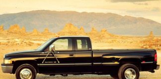 "Dodge and Ford V10-Powered Pickup Trucks: Remembering the Good Ol' Days | Giga Gears"