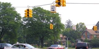 "Stop Flashing Brights at Traffic Lights: It's Ineffective | Giga Gears"